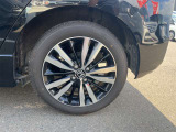 【純正ホイール】純正設計ならではの美しいデザインと精密な仕上げで、車両全体のスタイリングを引き立てます。