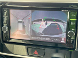 上から見下ろしているような視点で周囲が確認できるアラウンドビューモニターです。上から見下らしているような映像によって縦列駐車もラクラク、駐車が苦手な人の強い味方です!