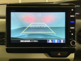 バックでの車庫入れも安心です! リアカメラが付いているバックモニター付のナビを装備しております。操作線もついており距離感も画面から確認できます。