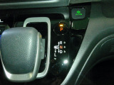 インパネシフトだから視線の移動も少なく足元もスッキリ。運転席もゆったりしているのでゆとりを持ってドライブできますね。
