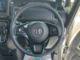 運転中に操作が楽なステアリングスイッチ付き!
