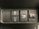 ハンドルの右側にはヘットライトリベライザーとVSA(ABS+TCS+横滑り抑制)の解除スイッチがついています。ヘッドライトリベライザーは道路状況や積荷の加重に応じてライトの高さを調節できます。