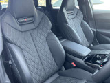 シートマッサージ機能装備レザーシート『高級感や耐久性がありこちらのモデルにも採用されています。レザーは見た目が美しく内装を豪華に演出します。柔らかく肌触りが良く長時間の運転でも快適です。