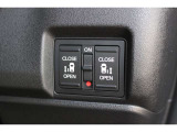 リアは両側パワースライドドアで、開閉には運転席のスイッチ、またはスライドドアのドアハンドルを少し引くだけで自動開閉します。