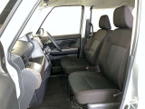 シックな色使いの運転席周りですね。すっきりとしたデザインで上品な色使いです。居心地の良い運転席、長く座ってられるリラックスできるデザインがいいですね。