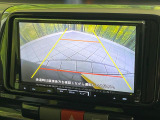 【バックカメラ】駐車時に後方がリアルタイム映像で確認できます。大型商業施設や立体駐車場での駐車時や、夜間のバック時に大活躍!運転スキルに関わらず、今や必須となった装備のひとつです!