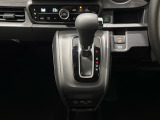 CVT車のセレクトレバーです。低速から高速まで、変速ショックのないスムーズな走りと、エンジン効率のよい領域を維持して燃費にも貢献します。サイドブレーキはスイッチ操作の電子制御パーキングブレーキ。