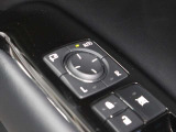 オート格納機能付のドアミラーを装備しています。