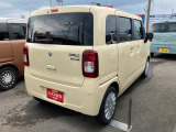 右斜め後ろからの特徴的なフォルム。狭い路地裏でも運転しやすそうな小回りが利くコンパクトボディ♪