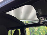 【ガラスルーフ】ガラスルーフ搭載で車内の解放感が一気にアップ!開放的なドライブをお楽しみいただけます。
