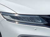 シャープなデザインの明るくて長寿命のLEDヘッドライト採用