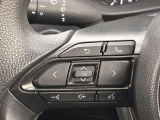 運転中、オーディオの操作をしてて、ハッとしたことはありませんか?ステアリングスイッチは、運転中でもハンドルでオーディオの操作が可能です。安全なドライブをサポートします。