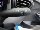 スイッチをオートに設定しておけば、車外の明るさに応じて自動的にヘッドランプを点灯・消灯します。夕暮れ時やトンネルの続く山道などを走行する時に便利なコンライトを装備しています。