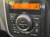 【オートエアコン】一度お好みの温度に設定すれば、車内の温度を検知し風量や温度を自動で調整。暑い&hellip;寒い&hellip;と何度もスイッチ操作をする必要はありません。快適な車内空間には必須の機能ですね♪