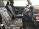 運転席も広くゆとりのある室内です