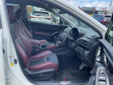 【運転席】座り心地が良いシートなので長時間の運転でも快適にお過ごしいただけます。新品のフロアマットのご注文も可能です。掲載箇所以外にご希望の写真がございましたらお気軽にお問い合わせ下さい。