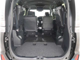 【トランクルーム】荷室の広さも十分です!シートアレンジでシートを畳めば長い荷物だって積めますね。シートアレンジの操作方法など、お気軽にご相談下さい。