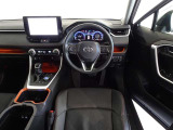 革巻きステアリングで快適な操作性の運転席です。