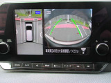 上空から見下ろしているかのように駐車できるアラウンドビューモニター。車庫入れや縦列駐車に役立ちます。