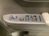 ハンドルの右側に電動格納付きパワーミラーの操作スイッチがついています。左右のサイドミラーの角度調節も微調整ができて便利です。パワーウインドウは運転席でドア4枚とも上下の操作ができるようになっています。