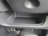 運転席周辺の収納も充実したドライバーズロアポケット。細かな使い勝手にも配慮されています。