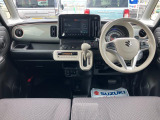 シンプルで実用的なインパネ。