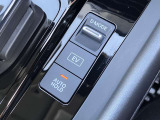 信号待ちなどでブレーキから足を離しても停車を維持してくれるオートブレーキホールド。アクセルを踏むとブレーキが解除され発進が可能です。