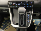 操作しやすいATシフトです♪シフトチェンジを気にしなくていいので運転だけに集中できますね!自然と手に届くところにある、手になじむ形状のシフトノブがいいですね♪