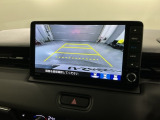 リバースギアに入れるだけで後方の表示へ切り替わります。夜間や雨の日の駐車も楽になりますよ。