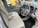 フロントシートはベンチシートです。インパネシフトで足元は広々。運転席と助手席はウォークスルーできます。