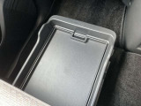 助手席にはアンダートレイも備えちょっとした収納に便利です。