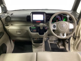 車内は光触媒抗菌消臭施工済です。インパネ周りはスタイリッシュなデザインです。グローブボックスやカップホルダーのほかにトレーなどたくさんの収納スペースが付いています。