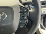 前方の車との車間を設定し、スピードを上げたり緩めたりを自動で行ってくれる追尾式の「レーダークルーズ」。上級装備の一つです!高級車にしかつかない嬉しい機能です。