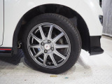 実車はアルミホイール組みの夏用タイヤを装着しています。このキャストスポーツには冬用タイヤが付属しています。