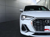 ●一目でAudiとわかる特徴的なシングルフレームグリル・LEDランプ。精悍なフロントマスクからAudiのスマートで上品なブランドを連想させてくれます。女性にも大変ご好評頂いております。