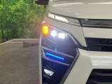 【LEDヘッドライト】悪天候や夜間走行時も良好な視界を確保し安心して運転できる高輝度LEDヘッドライトを装備!点灯速度が早く、消費電力も抑えられています。