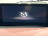 【8.8インチマツダコネクト】車内の雰囲気にマッチした大型のディスプレイ。スマホ接続でのナビ使用やBluetooth再生等、様々な機能が楽しめます。直感的なダイヤル操作が可能で、使い勝手も良好です。