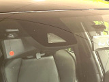 【プリクラッシュセーフティ】前方の車両等を検知し、衝突しそうな時は警報で注意を促し、ブレーキを踏む力をサポート。ブレーキを踏めなかった場合は衝突被害軽減ブレーキが作動、衝突回避をサポートします。