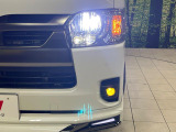 【LEDヘッドライト】悪天候や夜間走行時も良好な視界を確保し安心して運転できる高輝度LEDヘッドライトを装備!点灯速度が早く、消費電力も抑えられています。