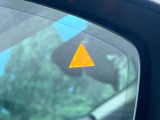 【ブラインドスポットモニタリング】走行中、ドアミラーの死角になりやすい箇所に後続車が接近するとサイドミラー付近に警告を表示、ドライバーに注意喚起をしてくれます。