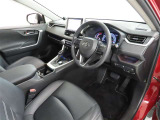 シンプルで使いやすいデザインの運転席です。