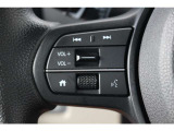 ハンドル左部分でオーディオ操作が可能。そのため、運転中でも目線をずらさずに安全運転♪スマートフォンを接続してハンズフリー通話も可能です。