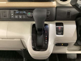 CVT車のセレクトレバーです。低速から高速まで、変速ショックのないスムーズな走りと、エンジン効率のよい領域を維持して燃費にも貢献します。サイドブレーキはスイッチ操作の電子制御パーキングブレーキです。
