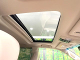 【サンルーフ】開放感たっぷりの希少装備、サンルーフが装着されています!車内に明かりを取り入れたり景色を楽しむ以外にも、車内の空気も簡単に換気できて快適です!