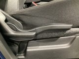 運転席にはドライバーの体型や好みに応じて前後方向だけでなく、高さの調整ができるシートリフターを装備!
