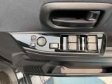 運転席ドア内張(電動格納式カラードドアミラー開閉スイッチ・鏡面調整スイッチ・パワーウインドウスイッチ・フロントスピーカー)