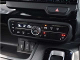 【オートエアコン】温度を設定すれば自動で快適な車内温度を保ちます。エアコン内部の高性能脱臭フィルターで車内のアレルゲンや花粉を除去。