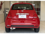 真ん中に輝く「FIAT」のエンブレムが、イタリアからやってきた特別なクルマであることを物語っています。