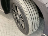 安全に走行するためには空気圧の確認をはじめ溝の深さ、ひび割れの等の点検が必要です。点検時に交換が必要と判断した場合は交換いたします。