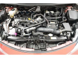 エンジンルームの樹脂部分は丁寧に磨いてツヤをだしています。当社の中古車のエンジンルームクリーニングはとても自信があります★